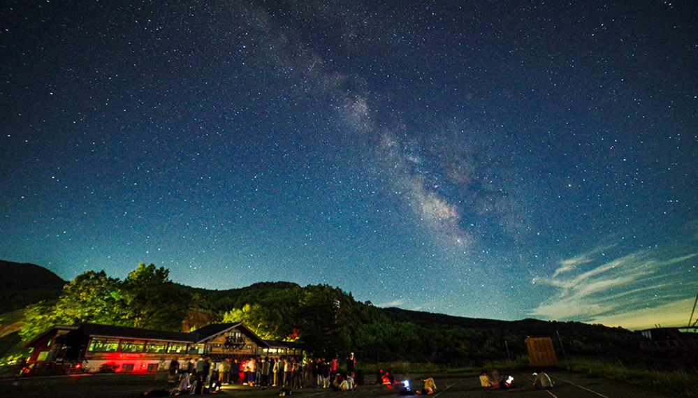 星の輝きに心打たれる 標高1800mの天然プラネタリウム