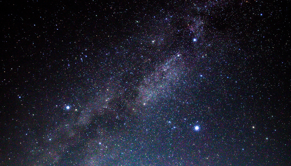 星の輝きに心打たれる 標高1800mの天然プラネタリウム